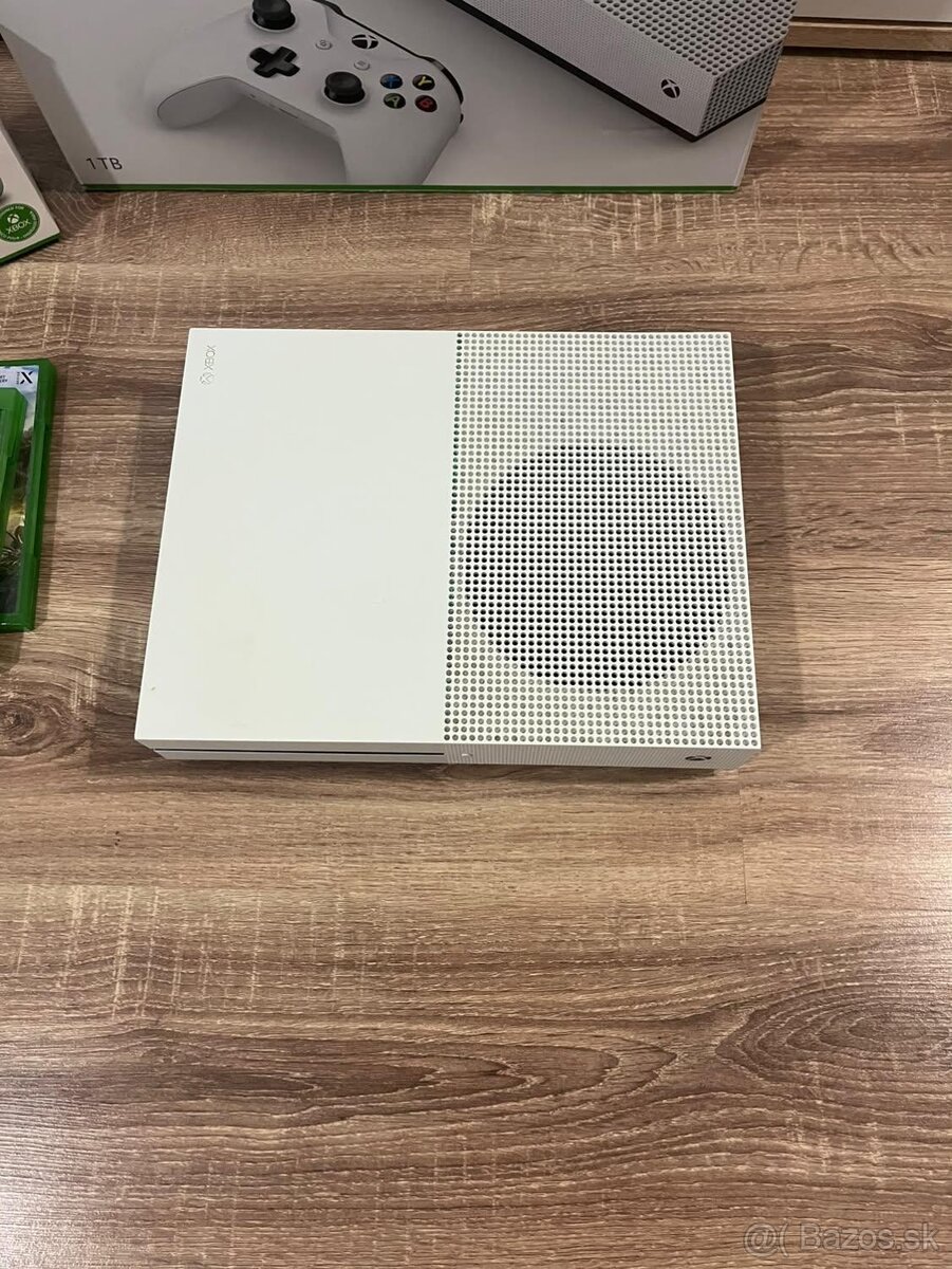 Xbox One S - 3
