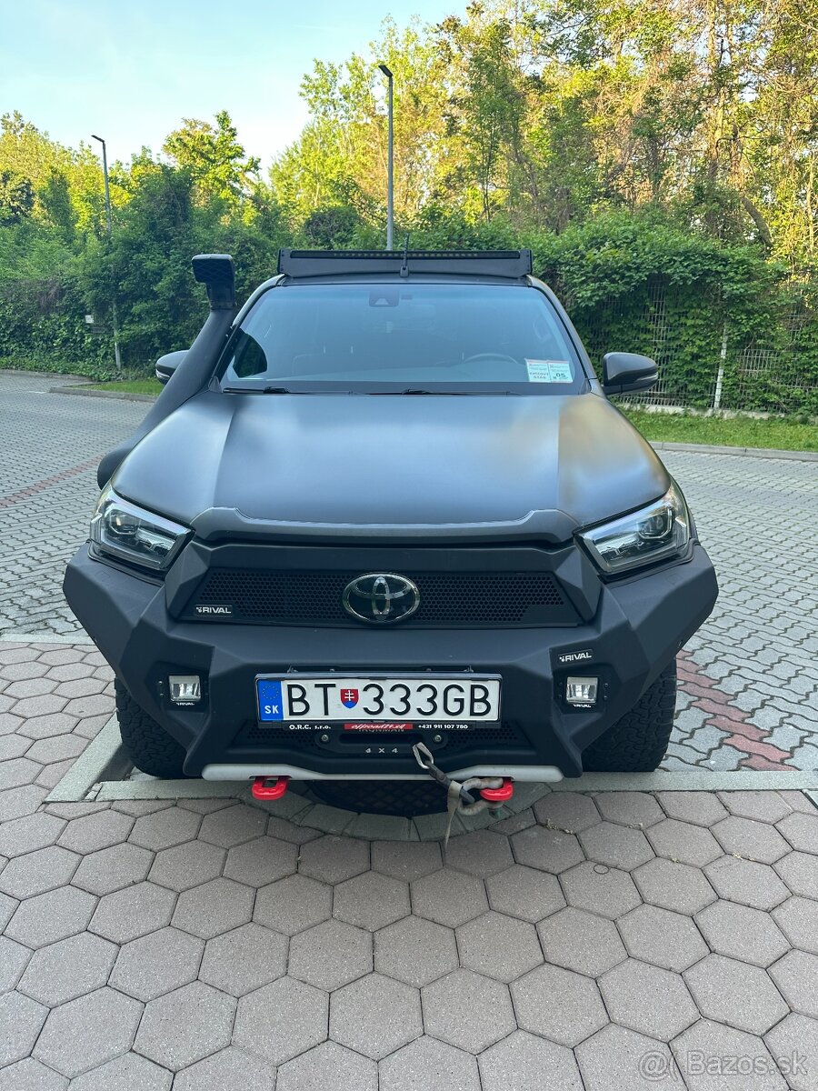 TOYOTA HILUX