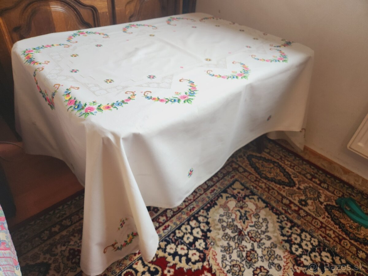 Krásny maslový obrus zdobený farebnou výšivkou kvietkov a až - 3