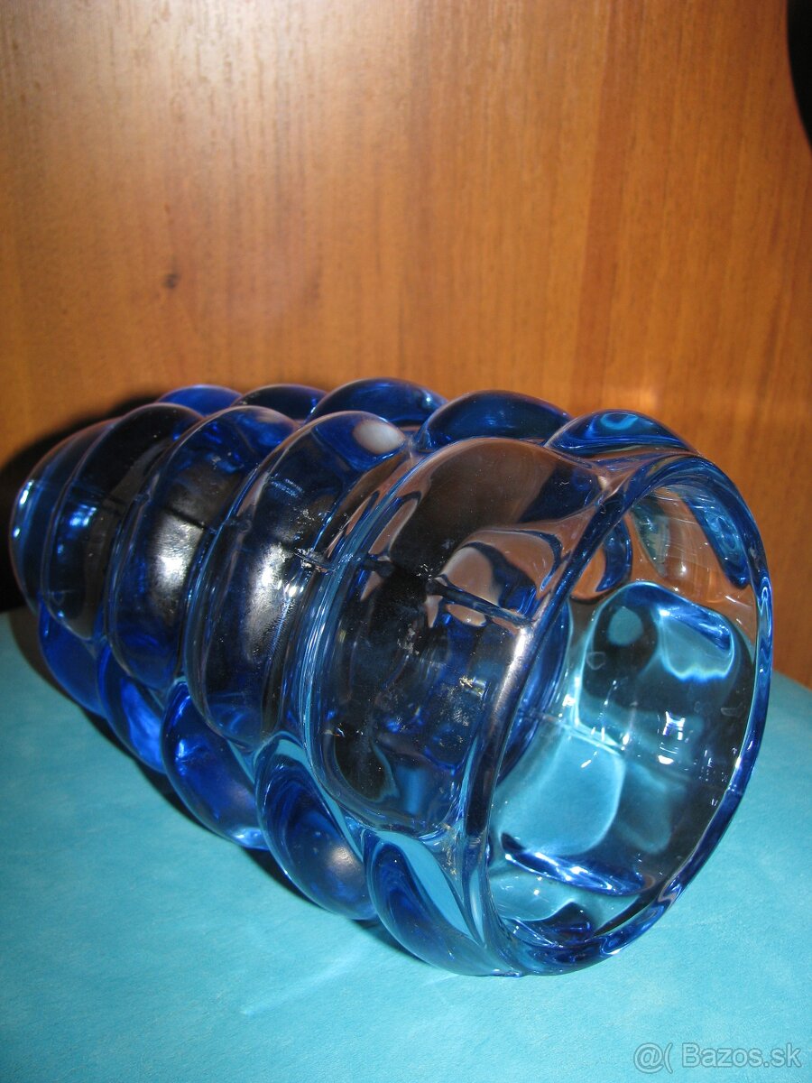 krásná váza z lisovaného modrého skla (Vladislav Urban) - 3