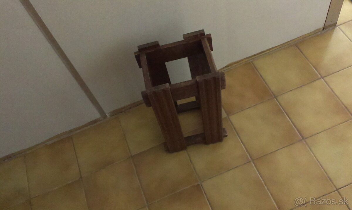 Drevený stojan a vešiak - 3