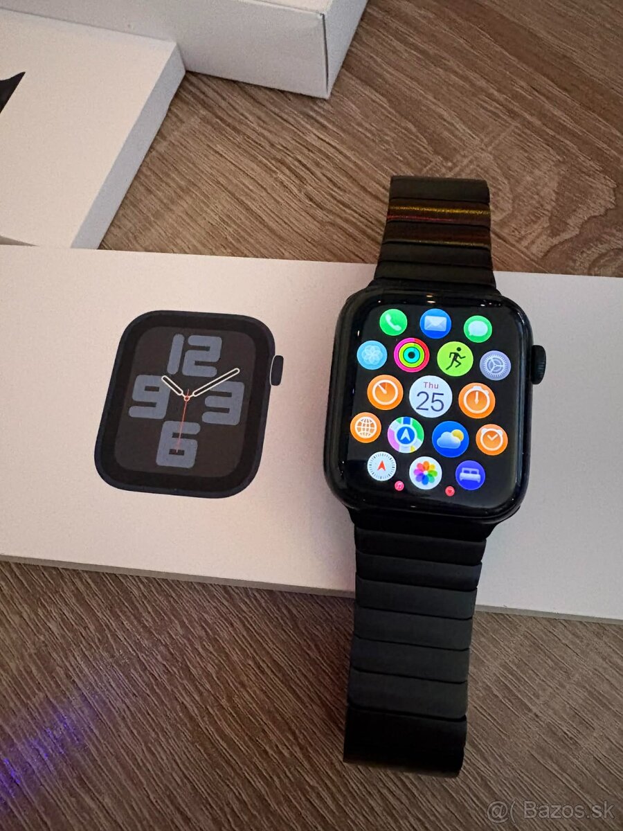 Apple Watch SE 2 (2024) – 44 mm, čierne - 3