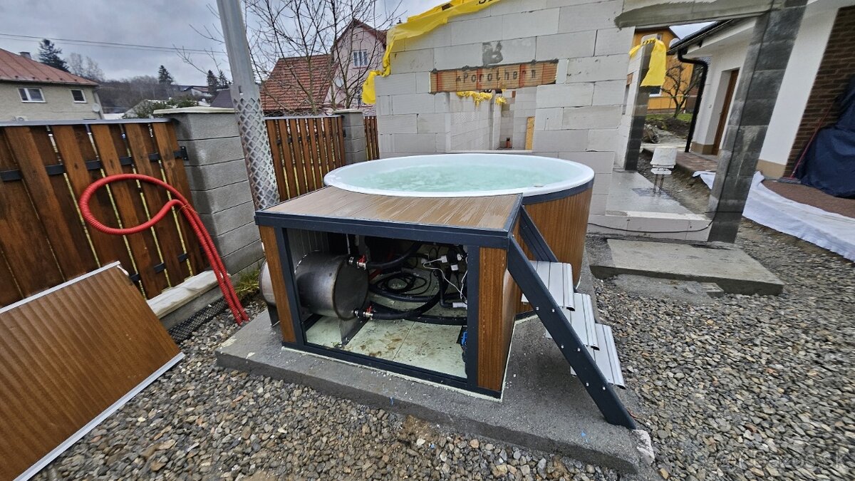 Malý bazén. Vířivka.nebo koupací sud - 3