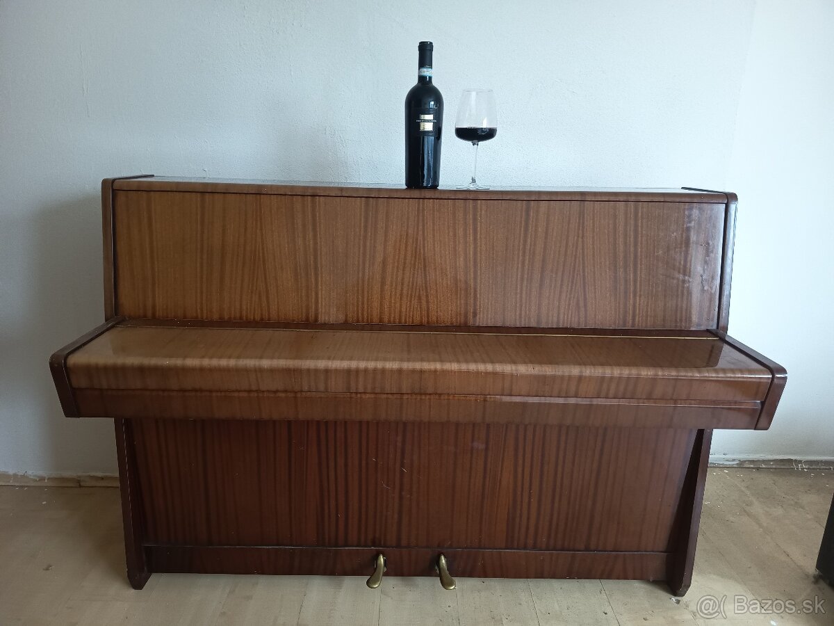 Predám klavír PETROF - 3