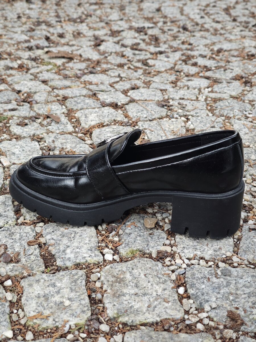 čierne lakované poltopánky, veľkosť 40 - 3