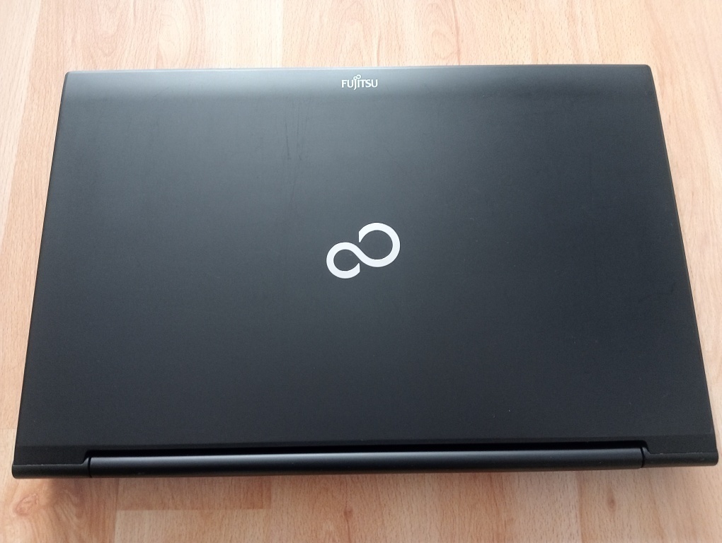17" Fujitsu Lifebook / Intel core i5 / 256gb ssd / 8gb ram- - 3