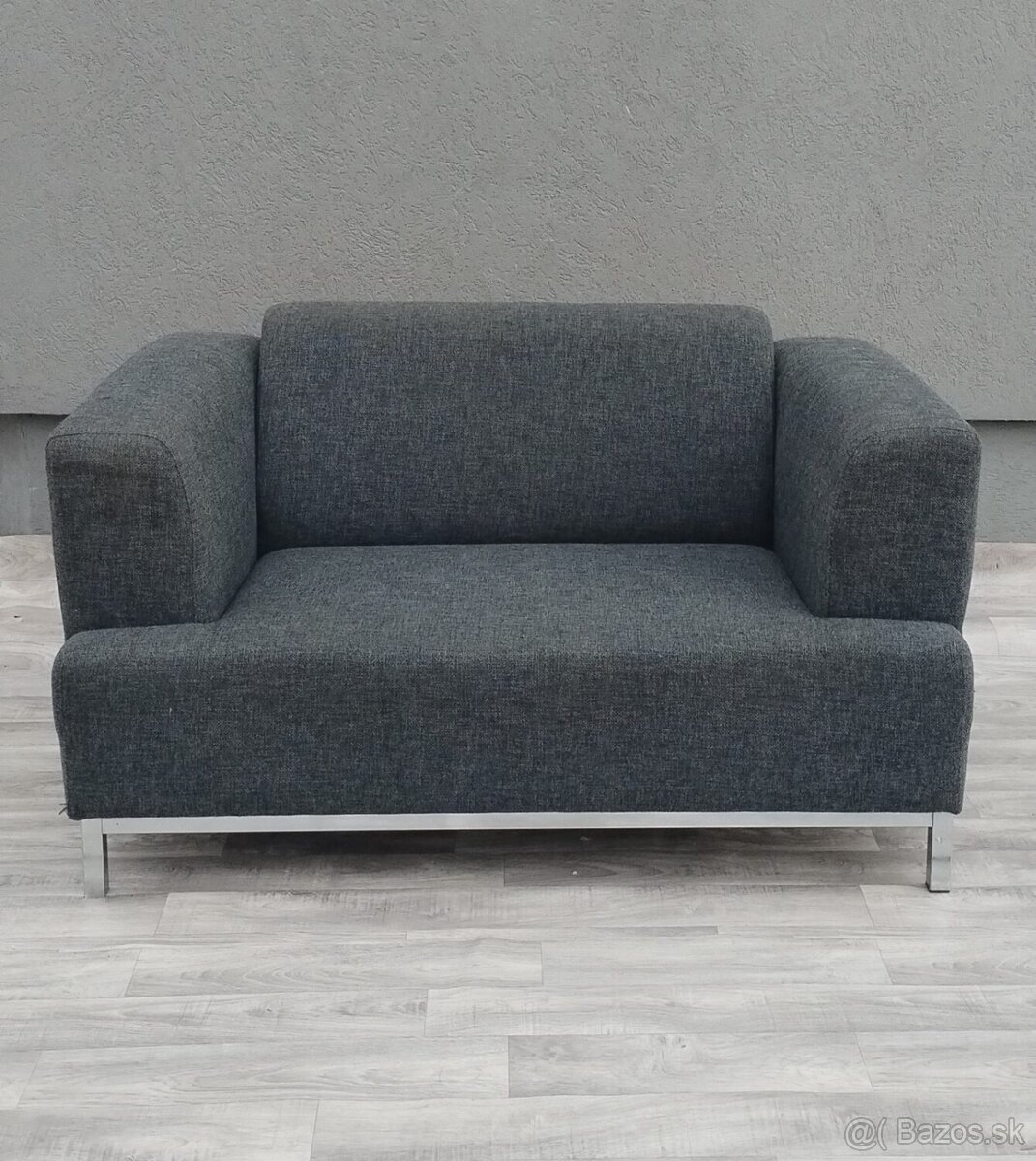 Pohovka sivá látková . - 3