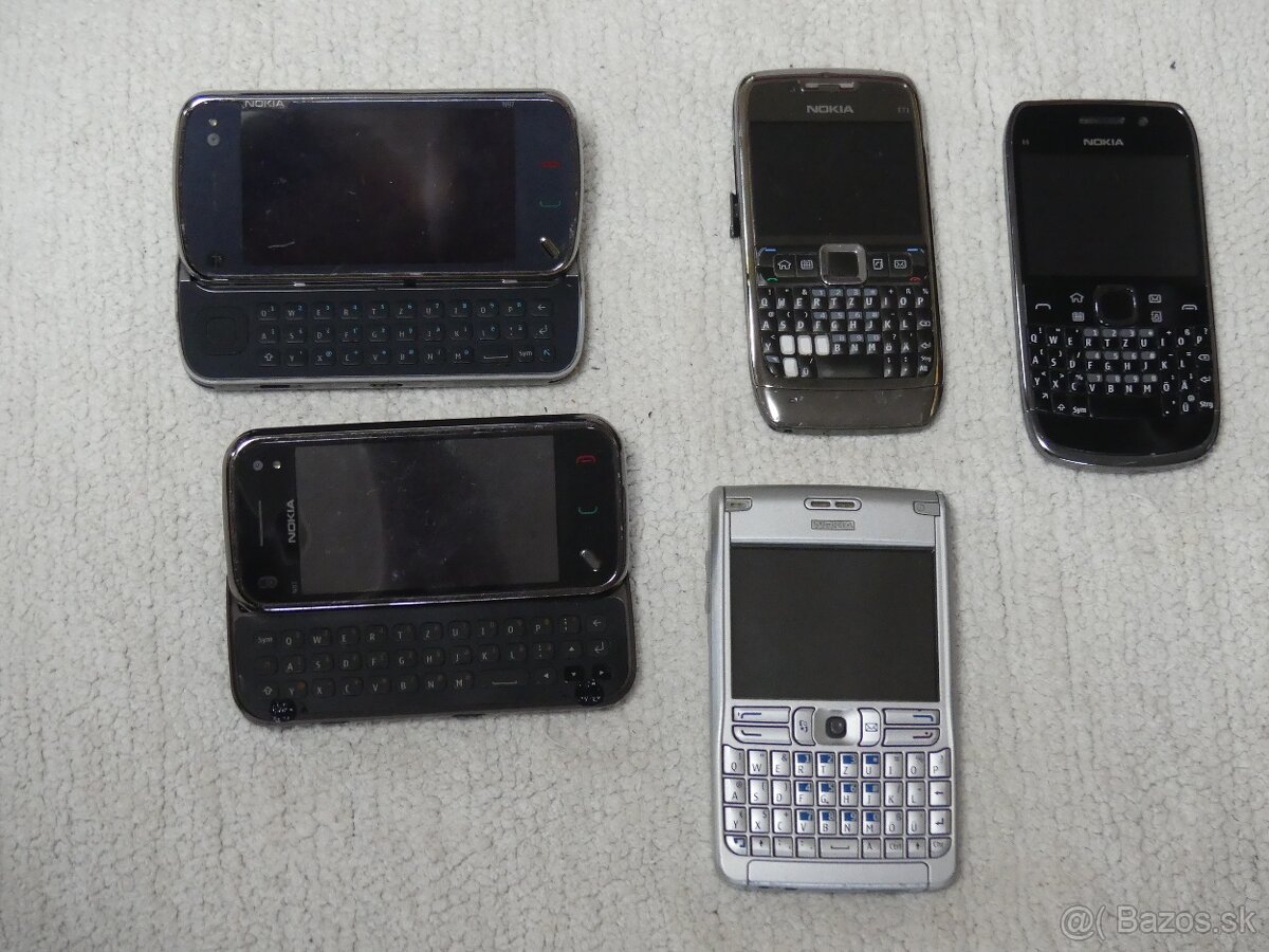 Nokia retro, vintage telefony spolu s nabijackou a headsetom - 3