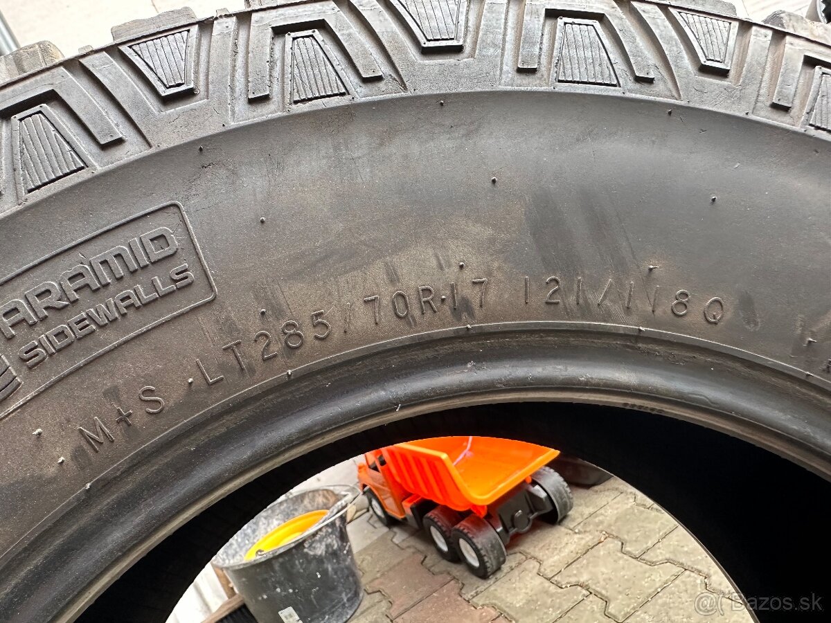 285/70 R17 Nokian MT