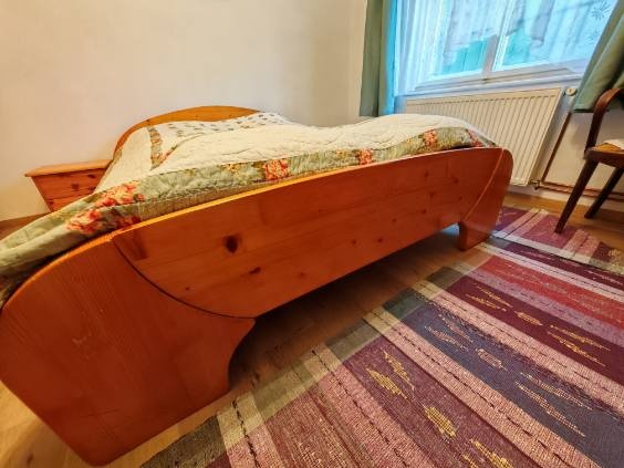 Drevená posteľ s nočnými stolíkmi - 3