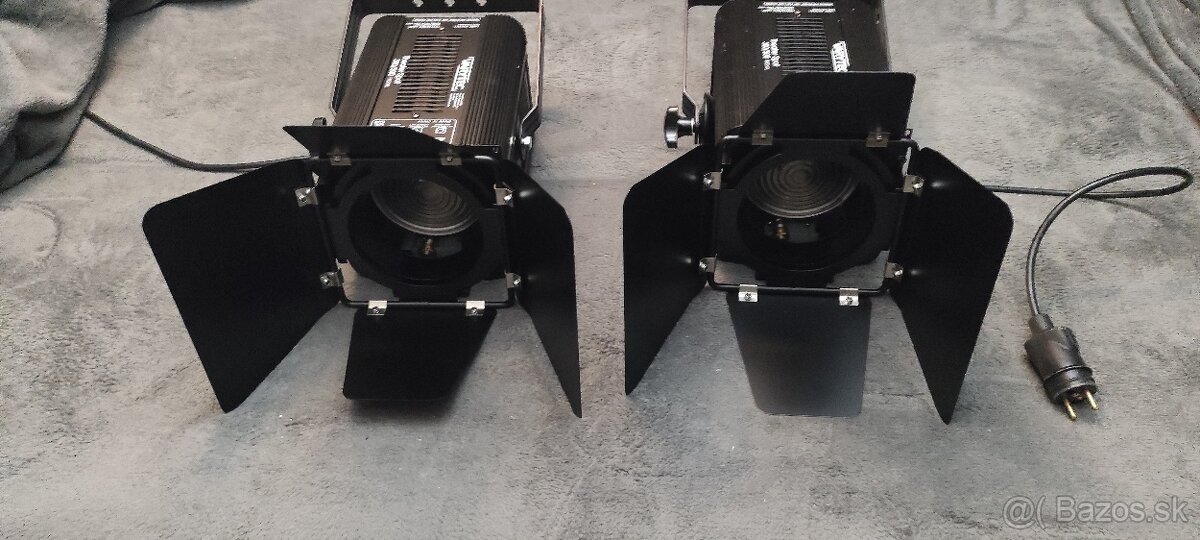 Divadelný reflektor 500w fresnel s clonami - 3