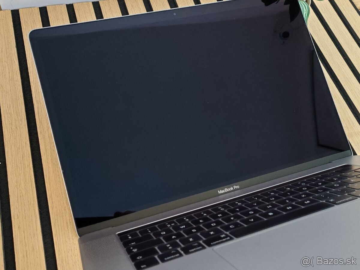 MacBook Pro 15" 2017 Šedý | i7 | 16+1TB - 3