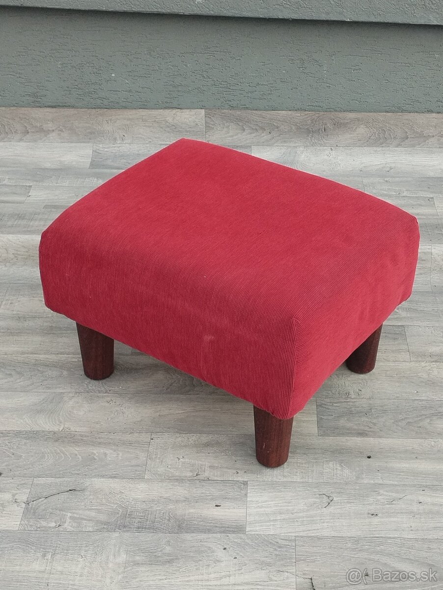 Taburet červený s drevenými nohami. - 3