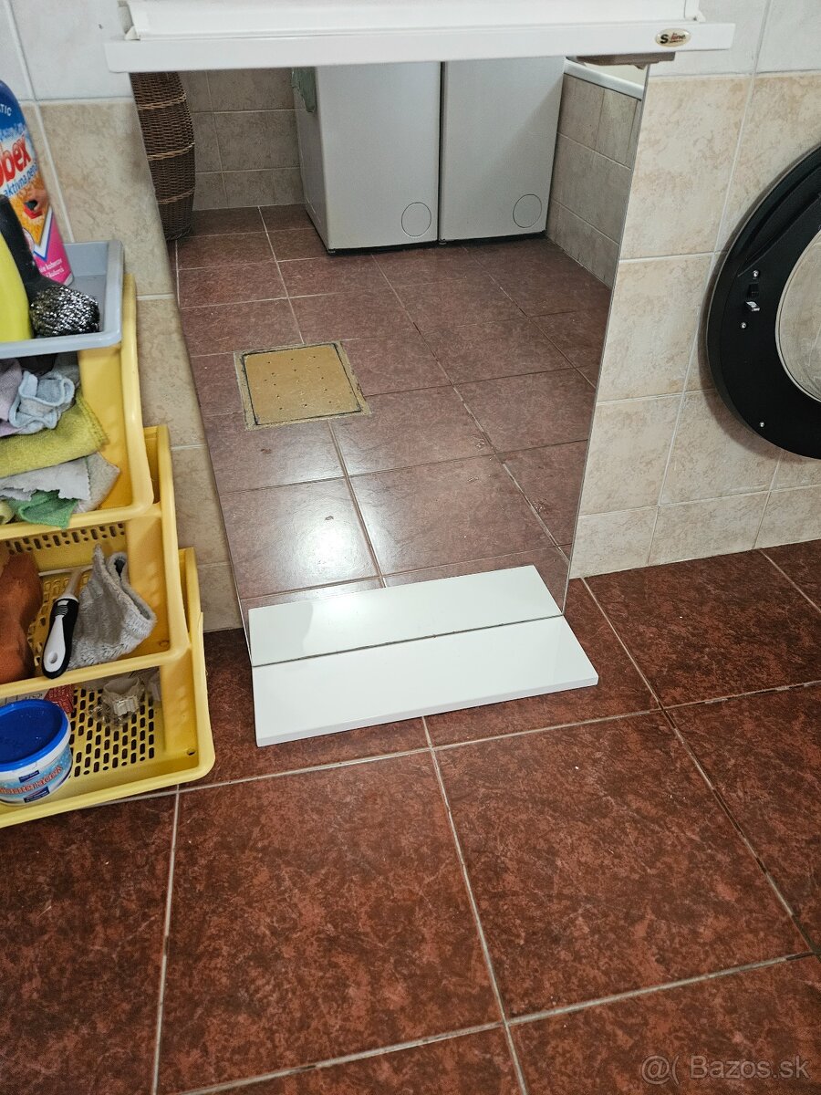 Zrkadlova skrinka - 3