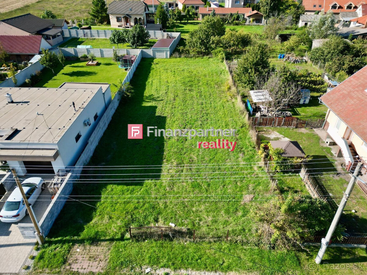 Na predaj stavebný pozemok 883 m2 so stavebným povolením - 3