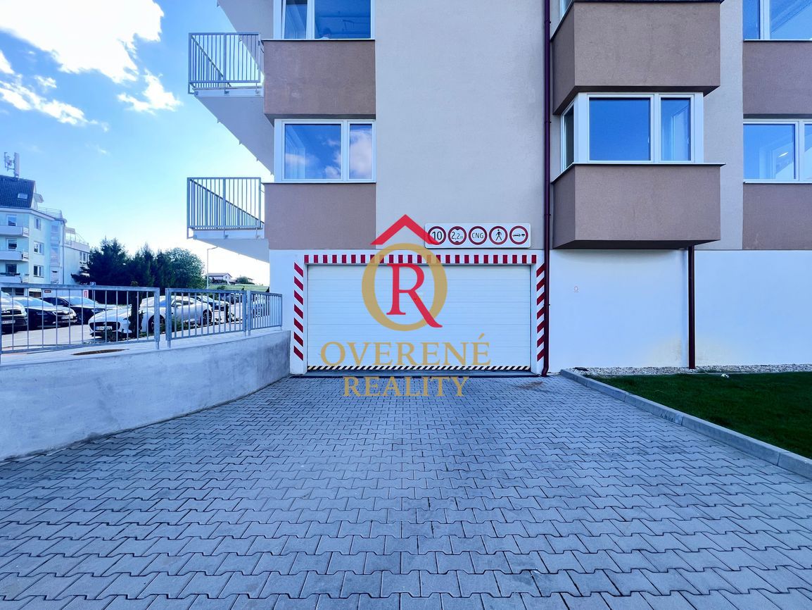 Exkluzívna dvojgaráž s vlastným vstupom a bránou HÖRMANN – j - 3