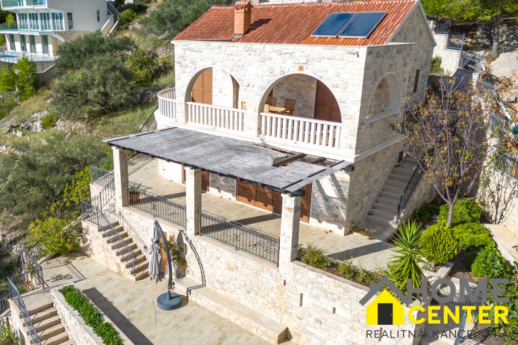 Na predaj ZREKONŠTRUOVANÁ KAMENNÁ VILA /200 m²/ Dalmátsko, K - 3