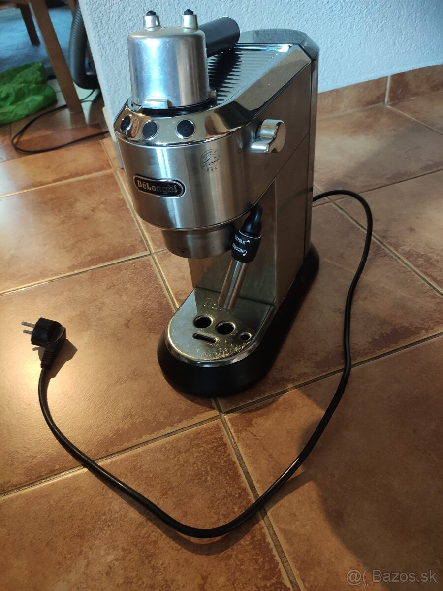 Pákový kávovar DeLonghi Dedica (EC 685) - 3