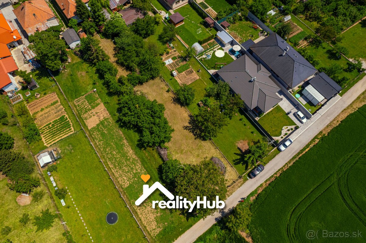 Slnkom zaliaty stavebný pozemok v Horných Chlebanoch - 3