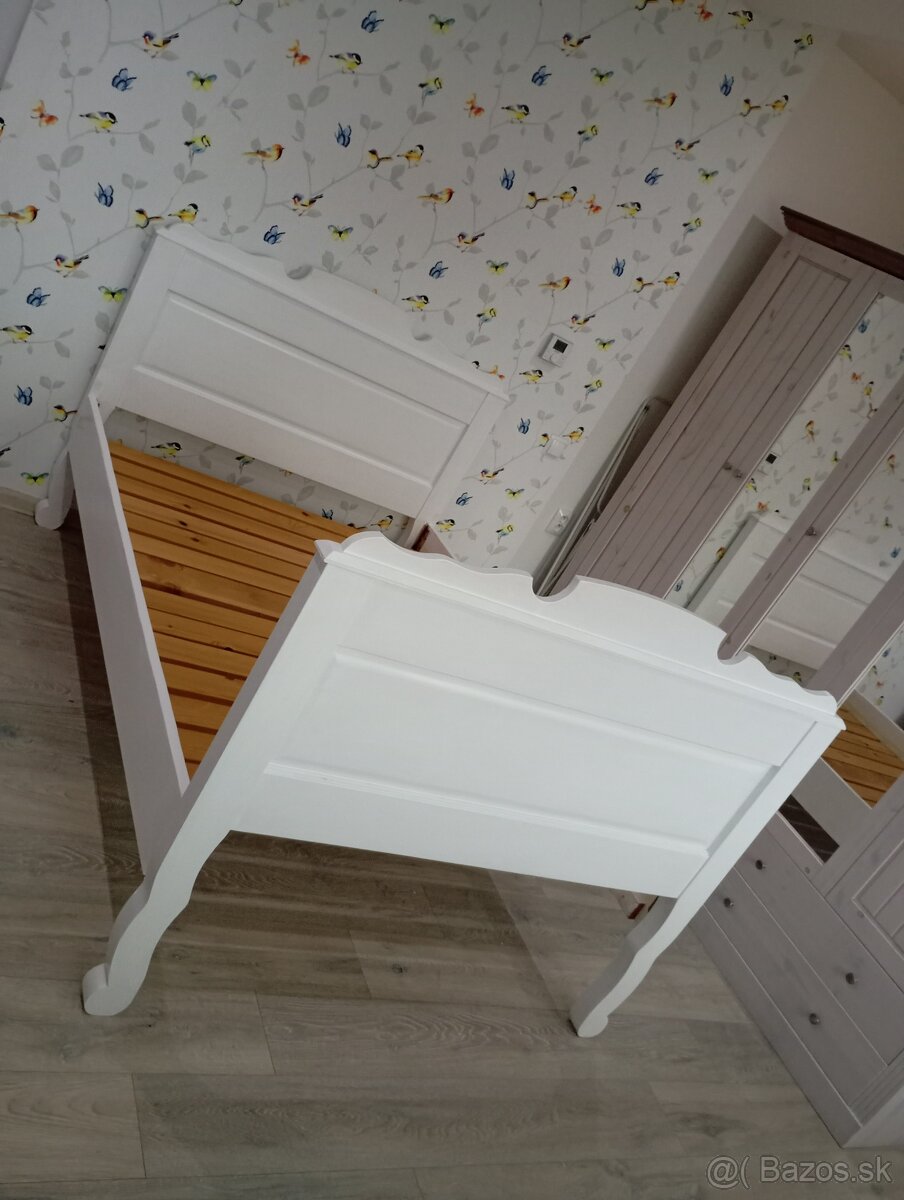 Krásna, biela retro masívna posteľ - 3