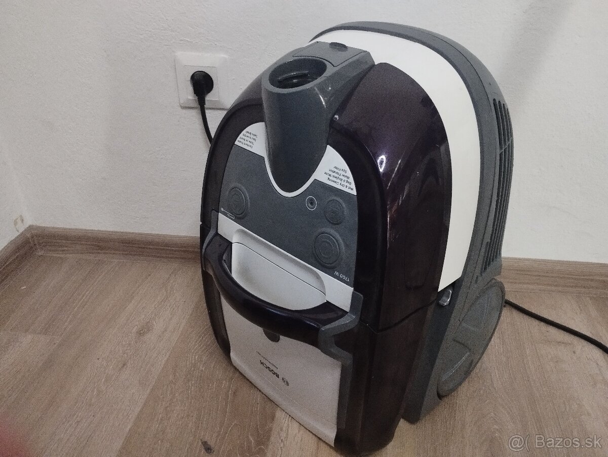 Predám vysávač Bosch BWD41720 ( mokré aj suché vysávanie) - 3