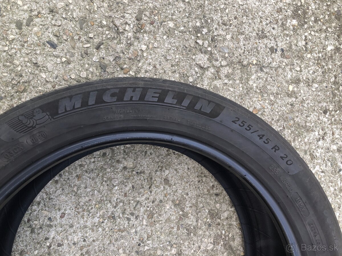 PNEU 255/45/R20 - 3
