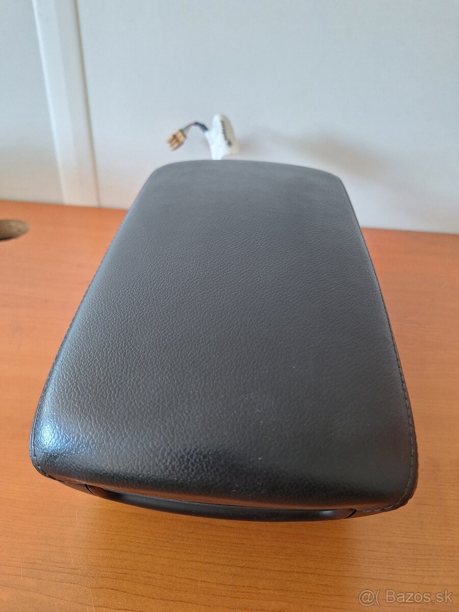 Laktova opierka audi a6 c6 4f - 3