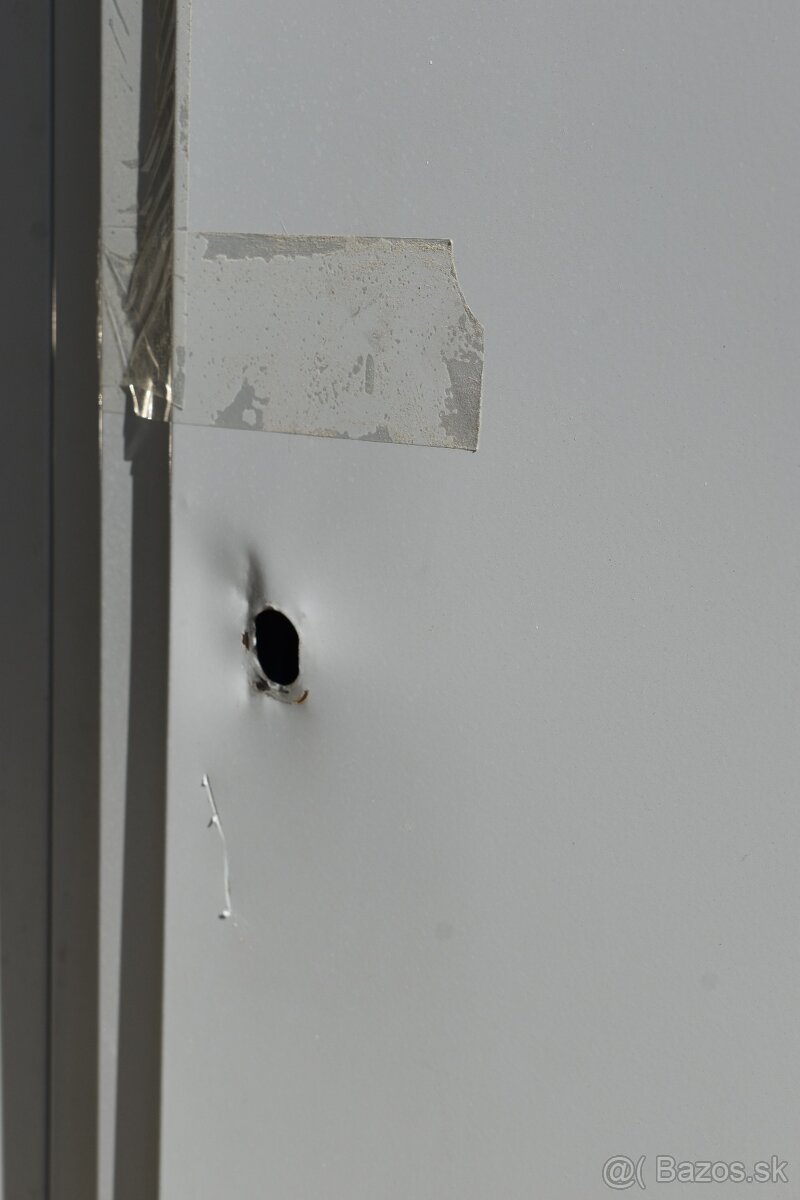 3-dverová šatníková skriňa s dlhými dverami a nožičkami - 3