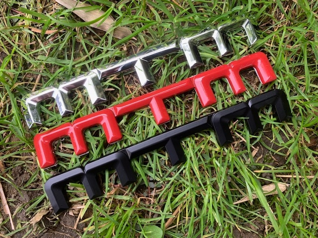 MTM ZNAK CERVENY CIERNY CHROMOVY - 3