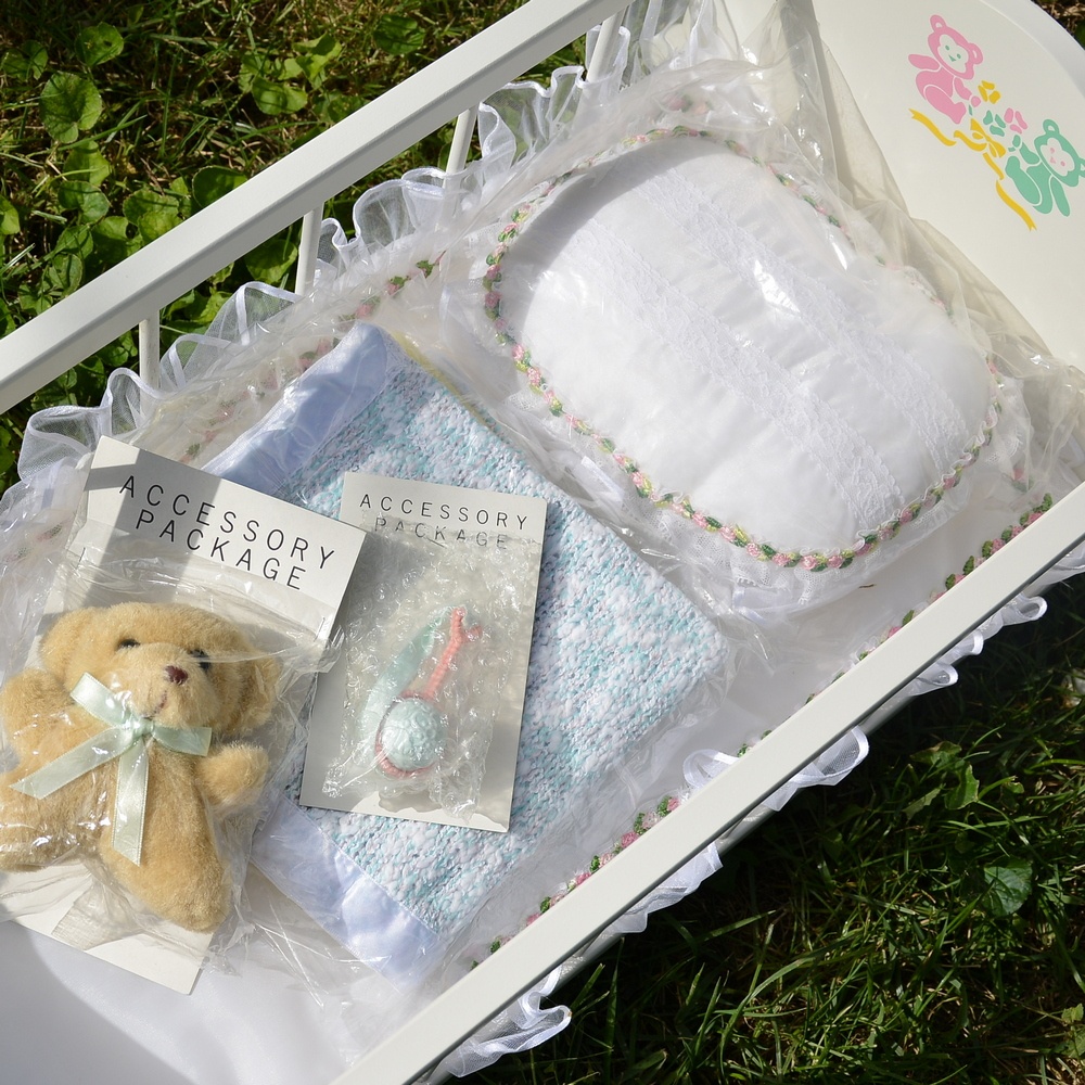 SPIACA porcelánová bábika v drevenej postieľke + macko + - 3