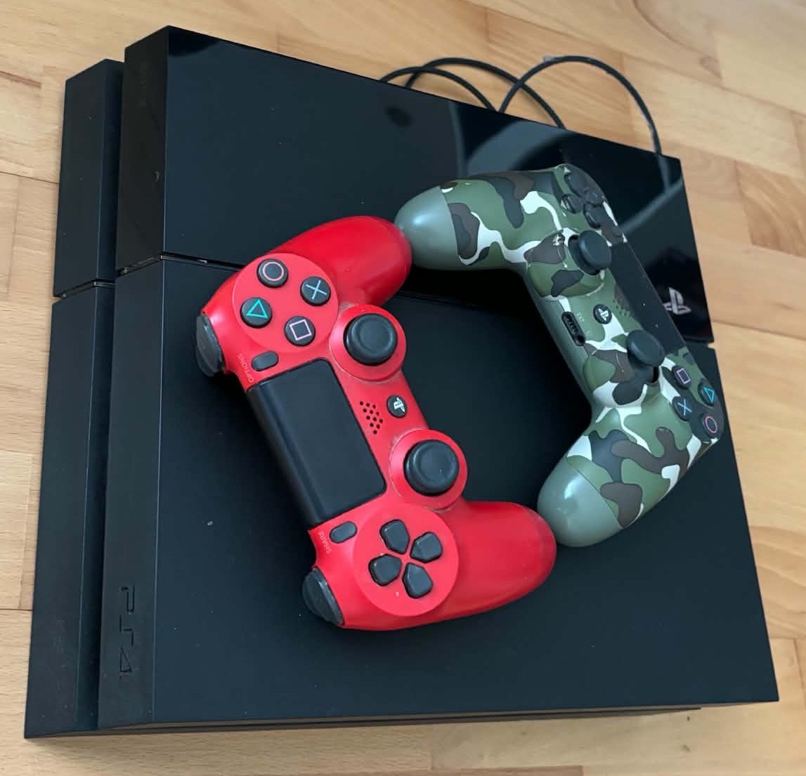 Predám PlayStation 4 + 2 ovládače - 3