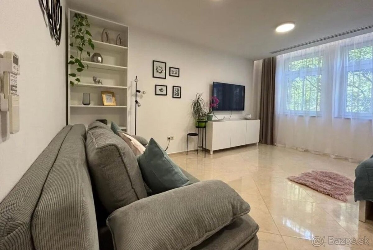 2-izbový byt v historickom dome, ul.Námestie 1. mája, Brati - 3