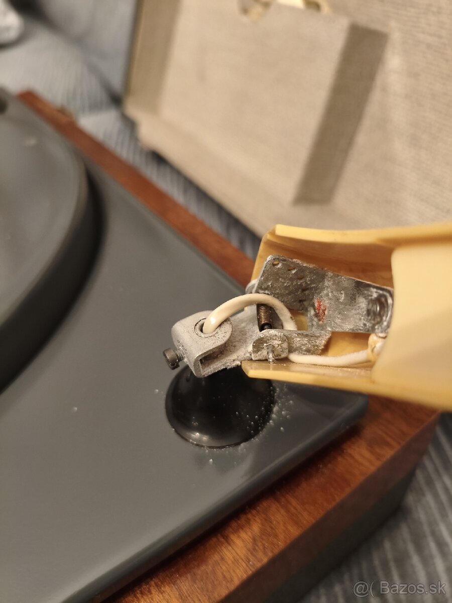 Kufríkový gramofón Tesla - 3