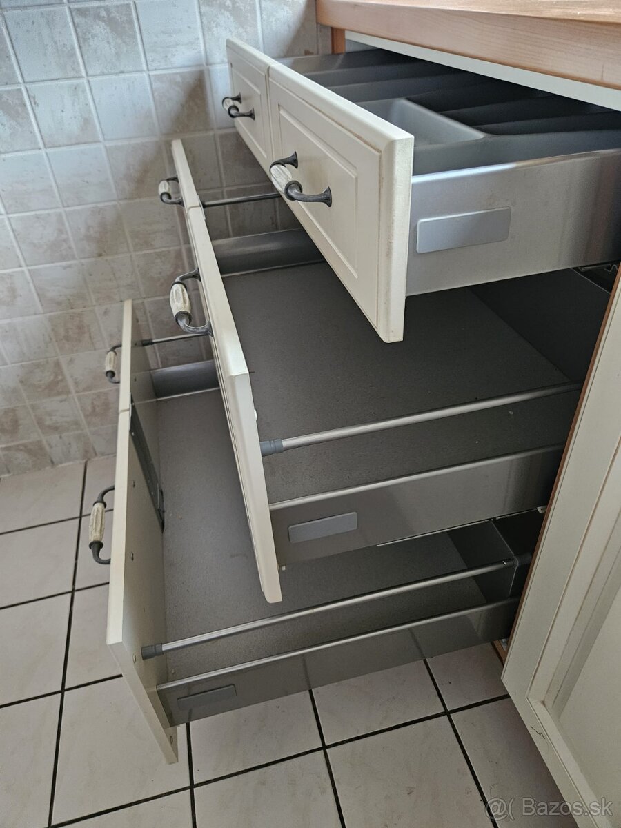 Moderní kuchyňská linka se spotřebiči - 3