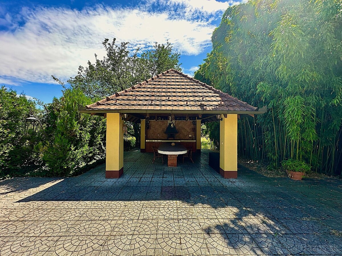 7-izb. Rodinný dom s bazénom na pozemku 5.100 m2 - 3