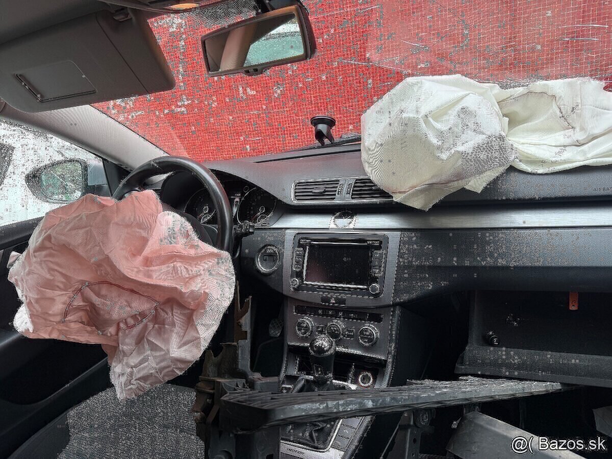 Rozpredam VW Passat B7 Combi 2.0 TDI CFF 4motion - 3