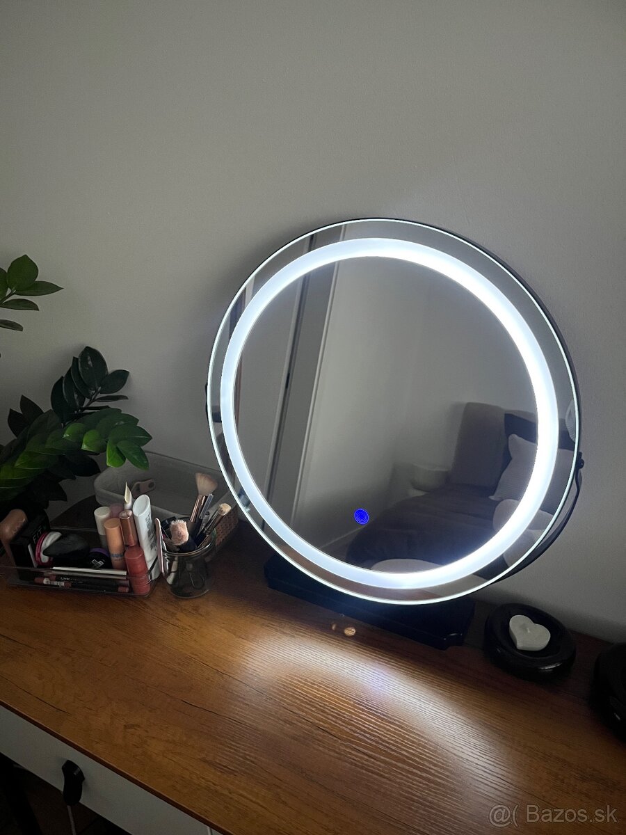 Kozmetický stol - 3