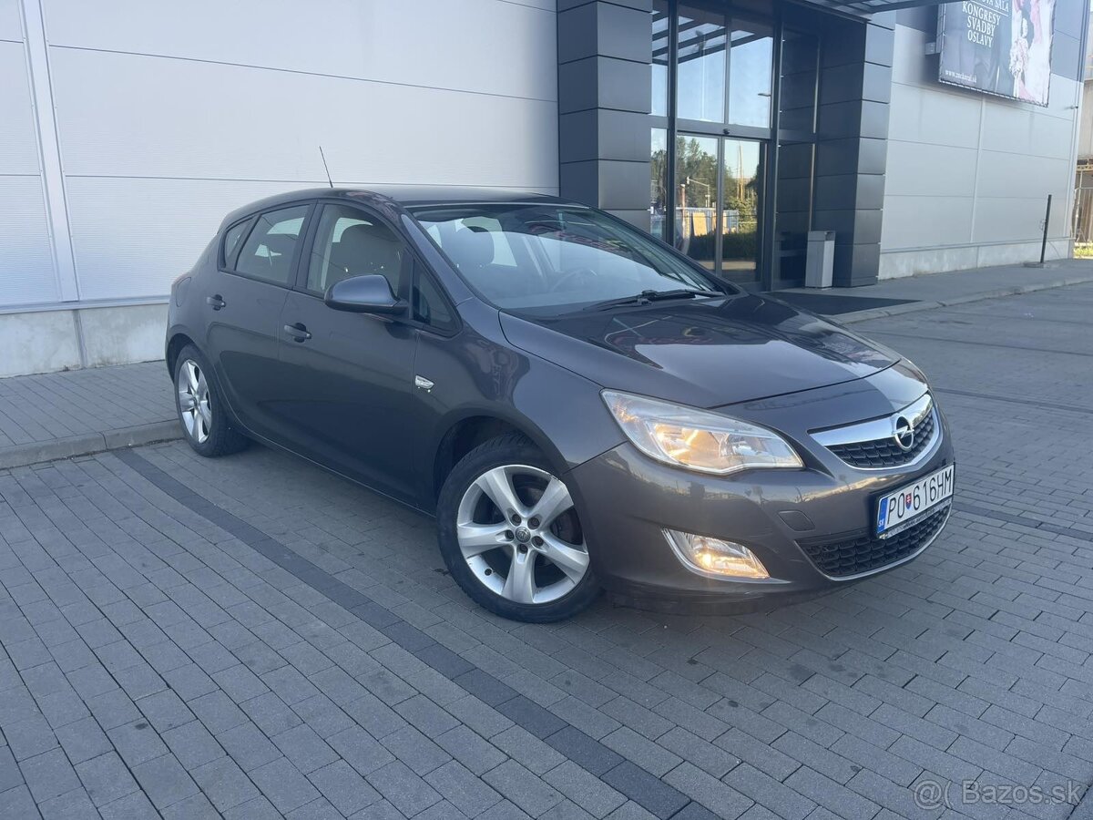 Opel Astra J 1,6 benzín - 3