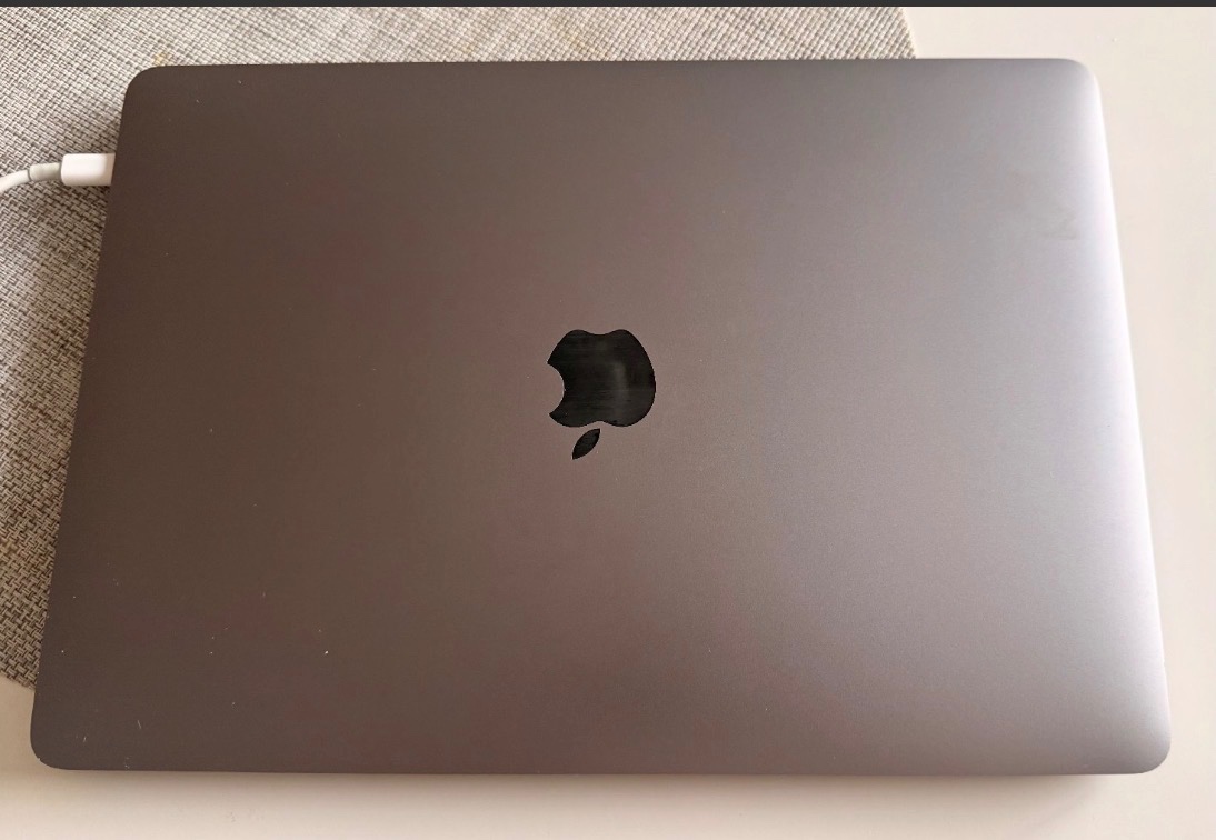 MacBook Pro 13” (2020) – 16 GB RAM, 512 GB SSD, Touch Bar - 3