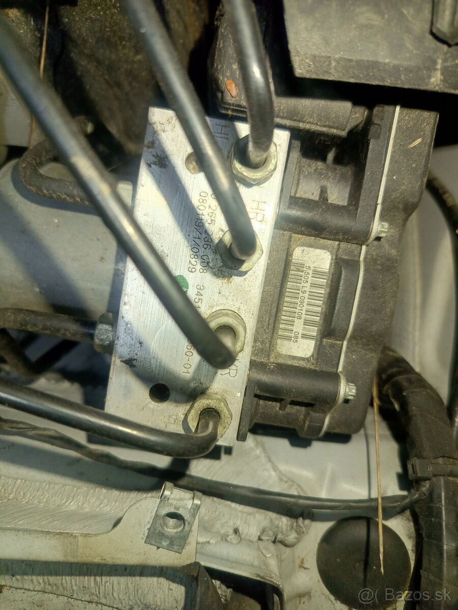 brzdový posilňovač + ABS kocka - 3