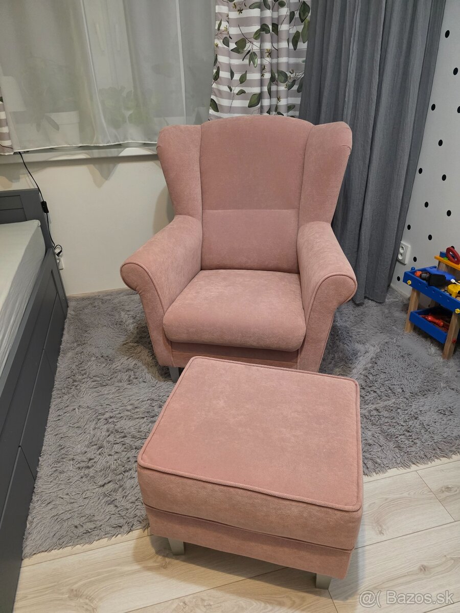 Pohodlné kreslo s taburetkou - 3