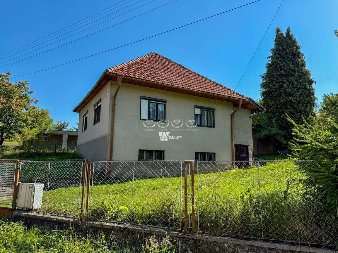 Stavebný pozemok o rozlohe 2 176 m² s rodinným domom v cene - 3