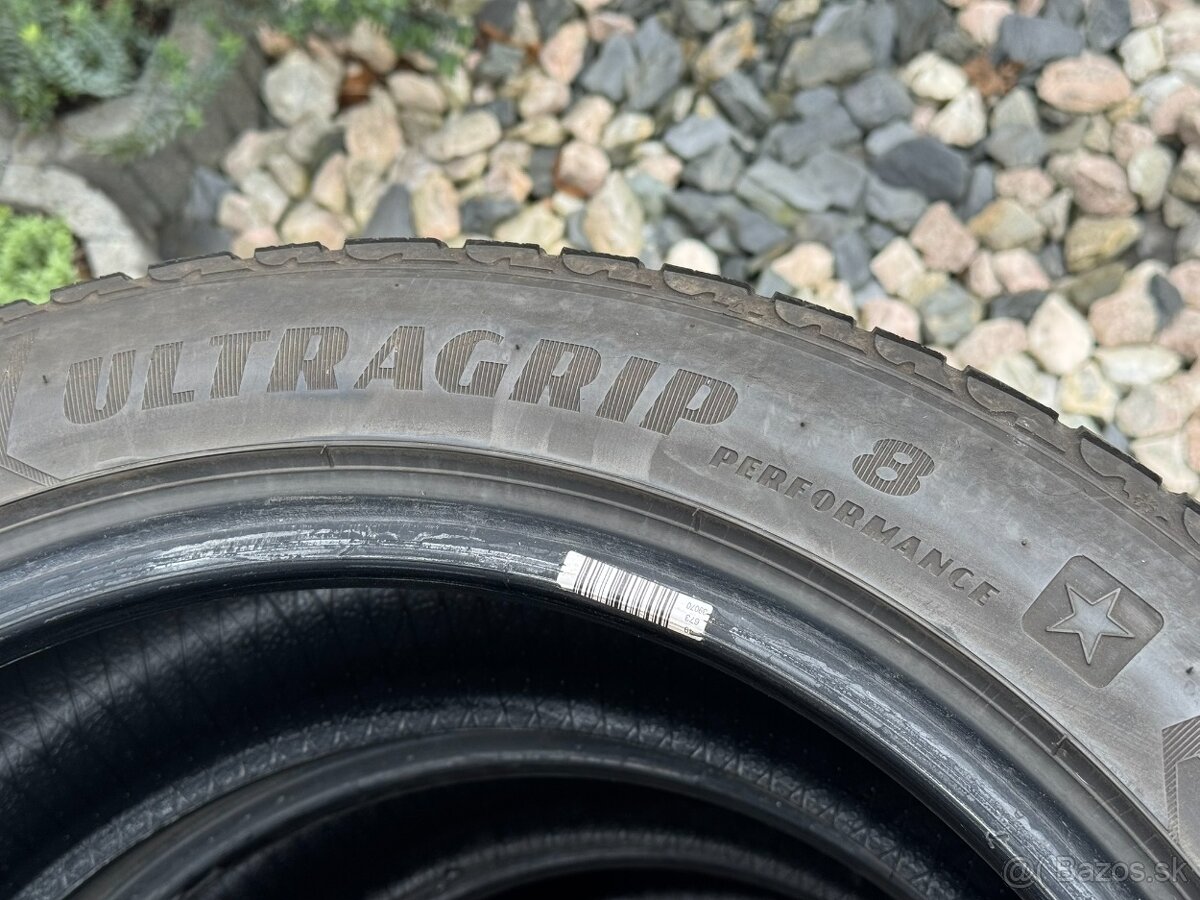 245/45 R18 - 3