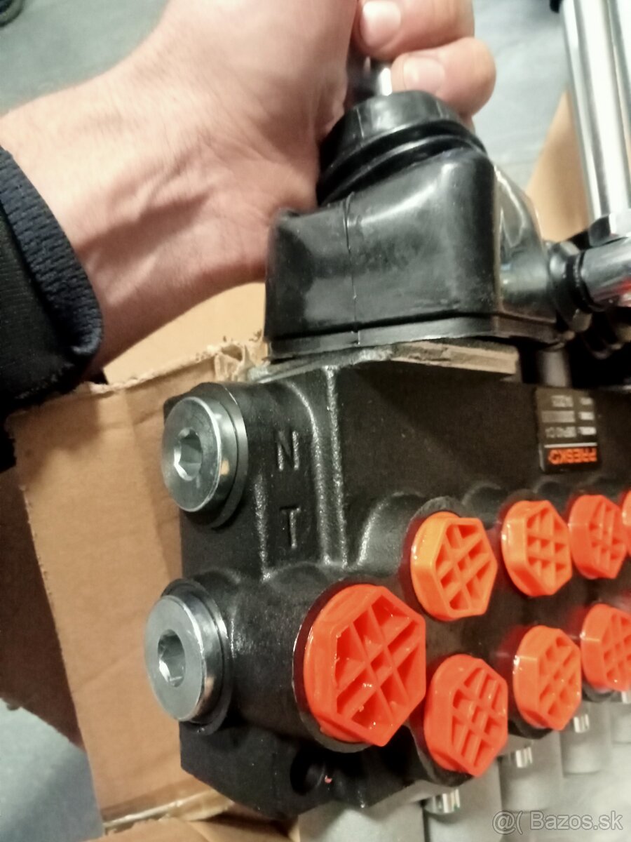 6 sekciovy hydraulický rozvádzač - 3
