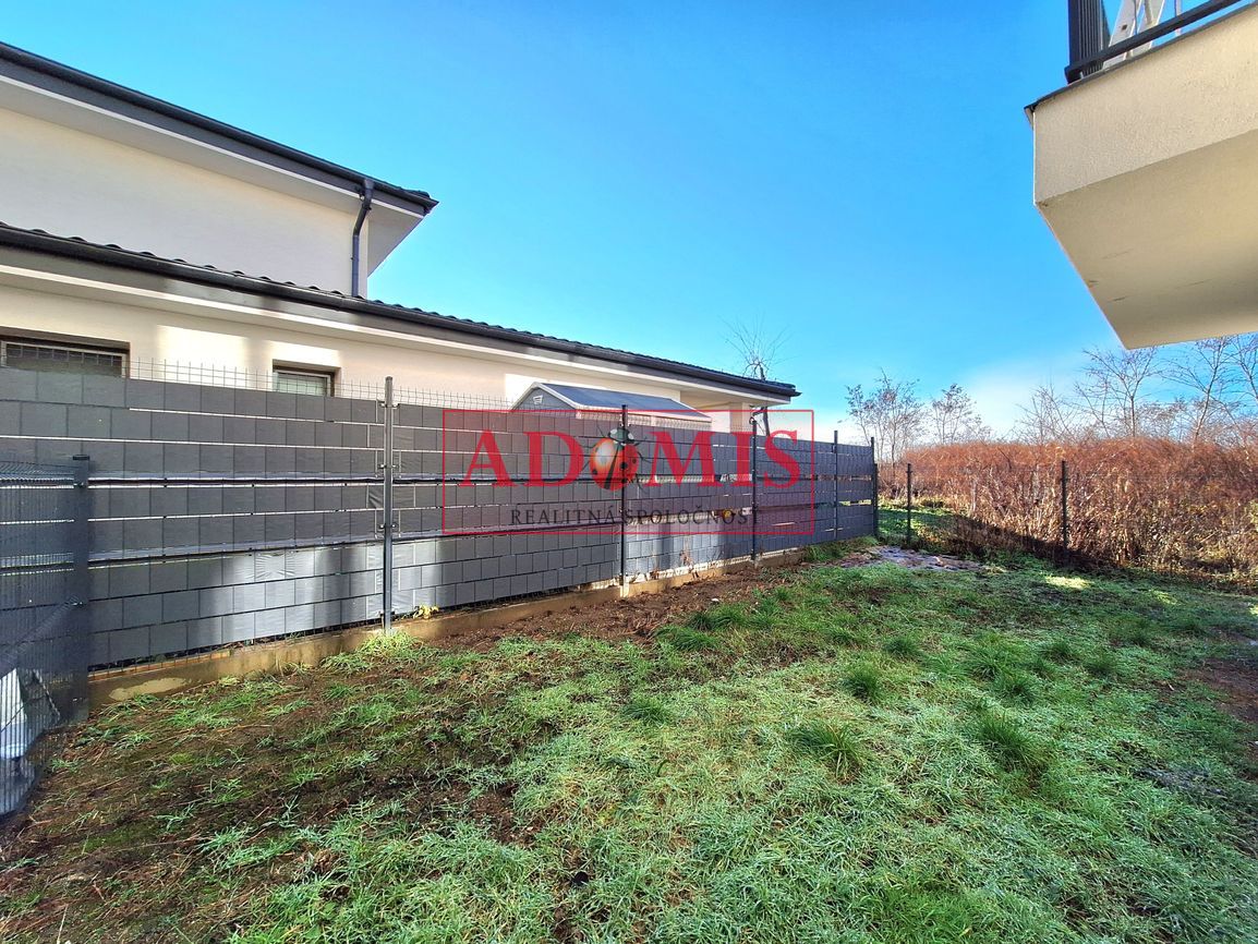 ADOMIS - predám moderný 5izbový RD v Košiciach, predzáhradka - 3