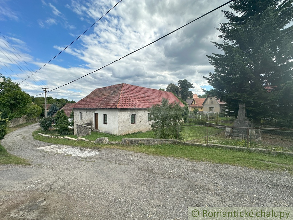 200-ročná kamenná chalupa v horách, obec Lipovec - 3