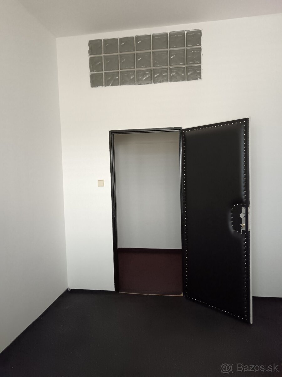 NEPREMEŠKAJTE NAJLACNEJŠIE KANCELÁRII V CENTRE KOŚÍC - - 3