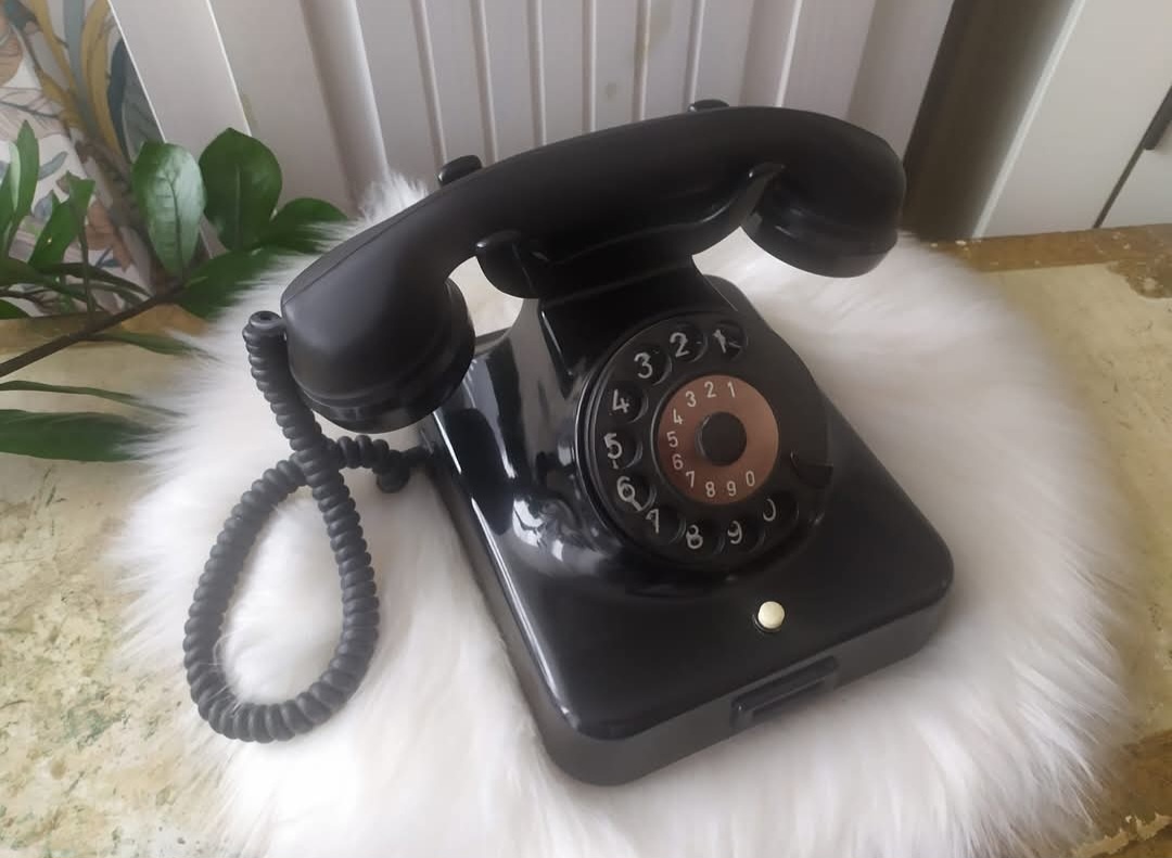 Starý bakelitový telefon - 3