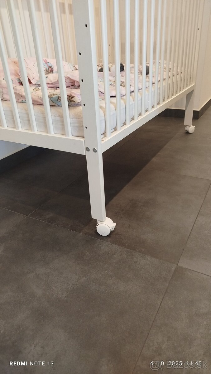 Detská postieľka na kolieskach 120x60cm s matracom - 3