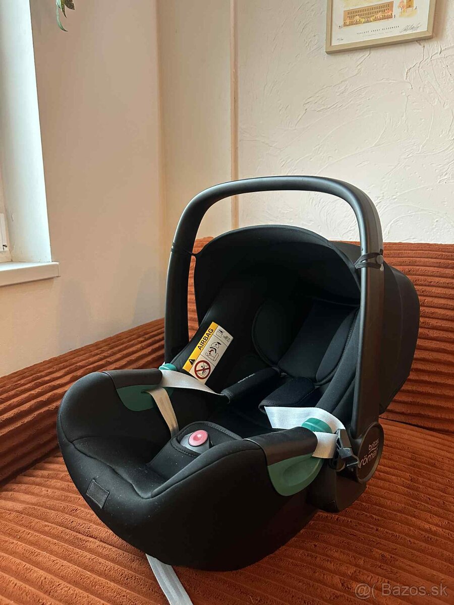 Britax Römer Baby-Safe 2 i-Size so základňou - 3